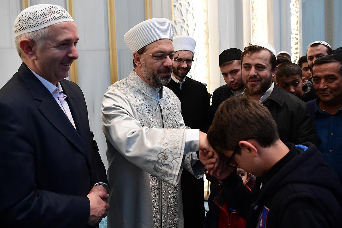 Diyanet İşleri Başkanı Prof. Dr. Ali Erbaş, Sabah Namazında Gençlerle Buluştu