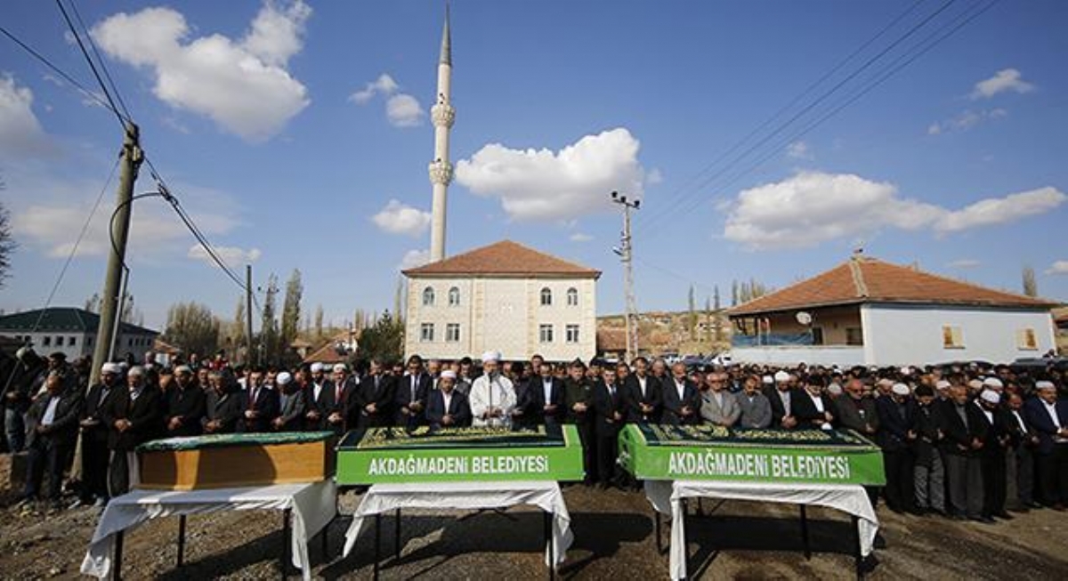 Vefat Eden 3 Kız Kardeşin Cenazesine Görmez'de Katıldı