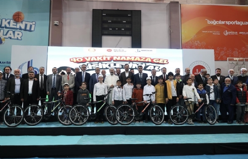  İstanbul’da camiye devam eden çocuklara bisiklet hediye edildi