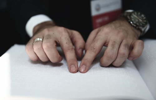 Braille Alfabesiyle 'Seçme Dualar' Kitabı