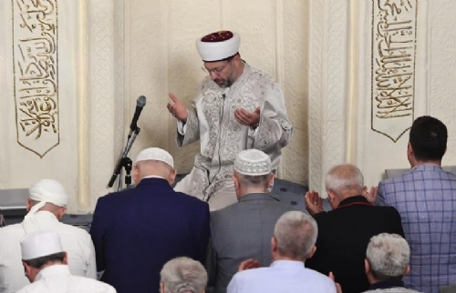 Diyanet İşleri Başkanı Prof. Dr. Ali Erbaş, Hacı Bayram Camiinde Sabah Namazını Kıldırdı