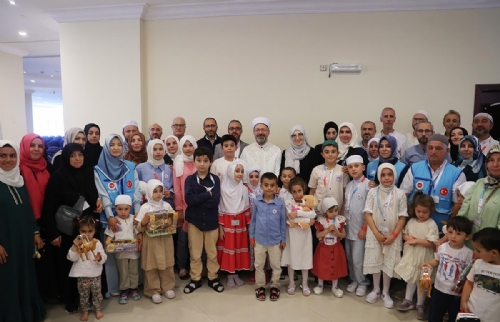 Diyanet İşleri Başkanı Erbaş, Mekke’de minik hacı adaylarıyla bir araya geldi