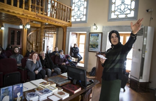 Sultanahmet'te turistlere İslam'ı anlatıyor