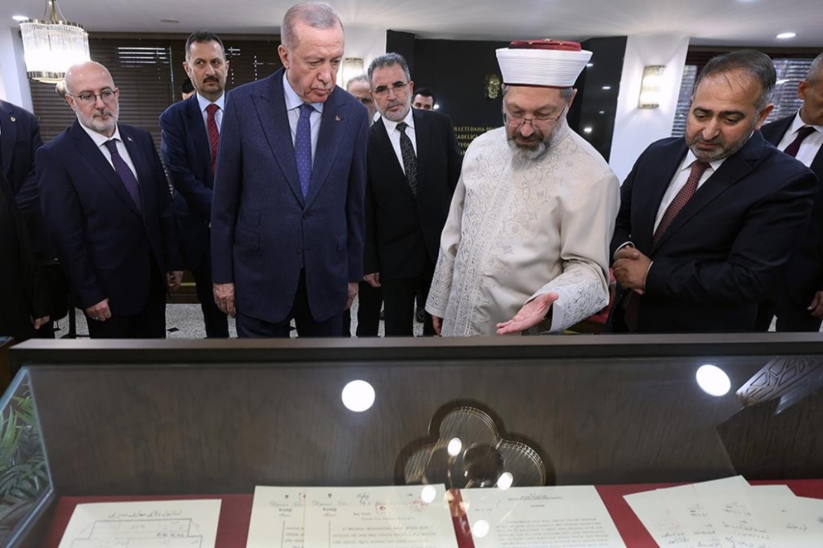 Cumhurbaşkanı Erdoğan 'Belgelerle Diyanet İşleri Başkanlığı' adlı sergiyi gezdi