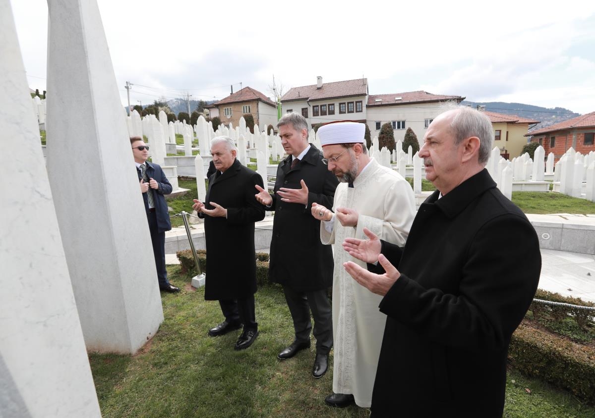 Diyanet İşleri Başkanı Prof. Dr. Ali Erbaş, Aliya’nın Kabrini Ziyaret Etti