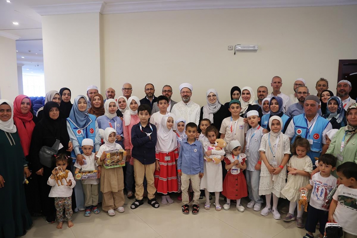 Diyanet İşleri Başkanı Erbaş, Mekke’de minik hacı adaylarıyla bir araya geldi