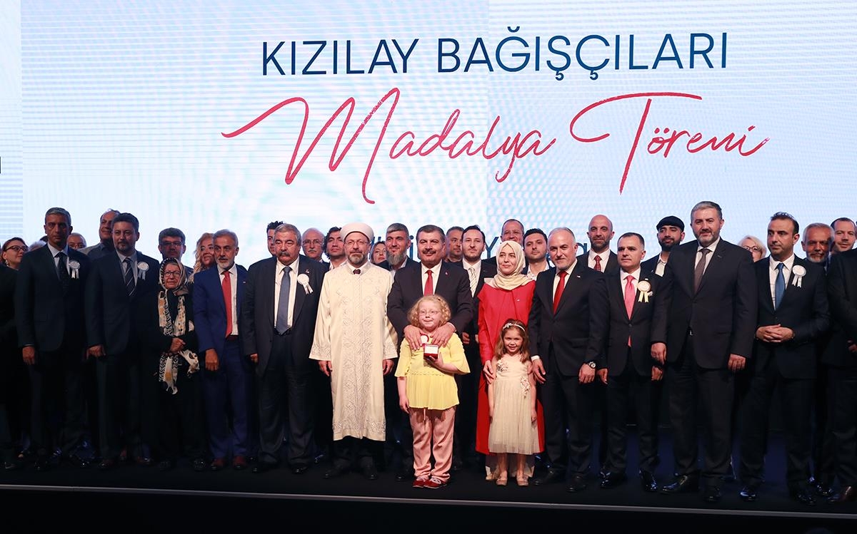 Diyanet İşleri Başkanı Prof. Dr. Ali Erbaş, Kızılay Bağışçıları Madalya Töreni’nde TDV Adına Ödül Aldı