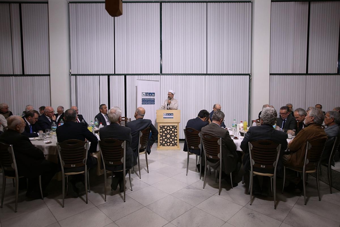 Diyanet İşleri Başkanı Erbaş, İslam Ansiklopedisinin madde yazarlarıyla iftar sofrasında buluştu