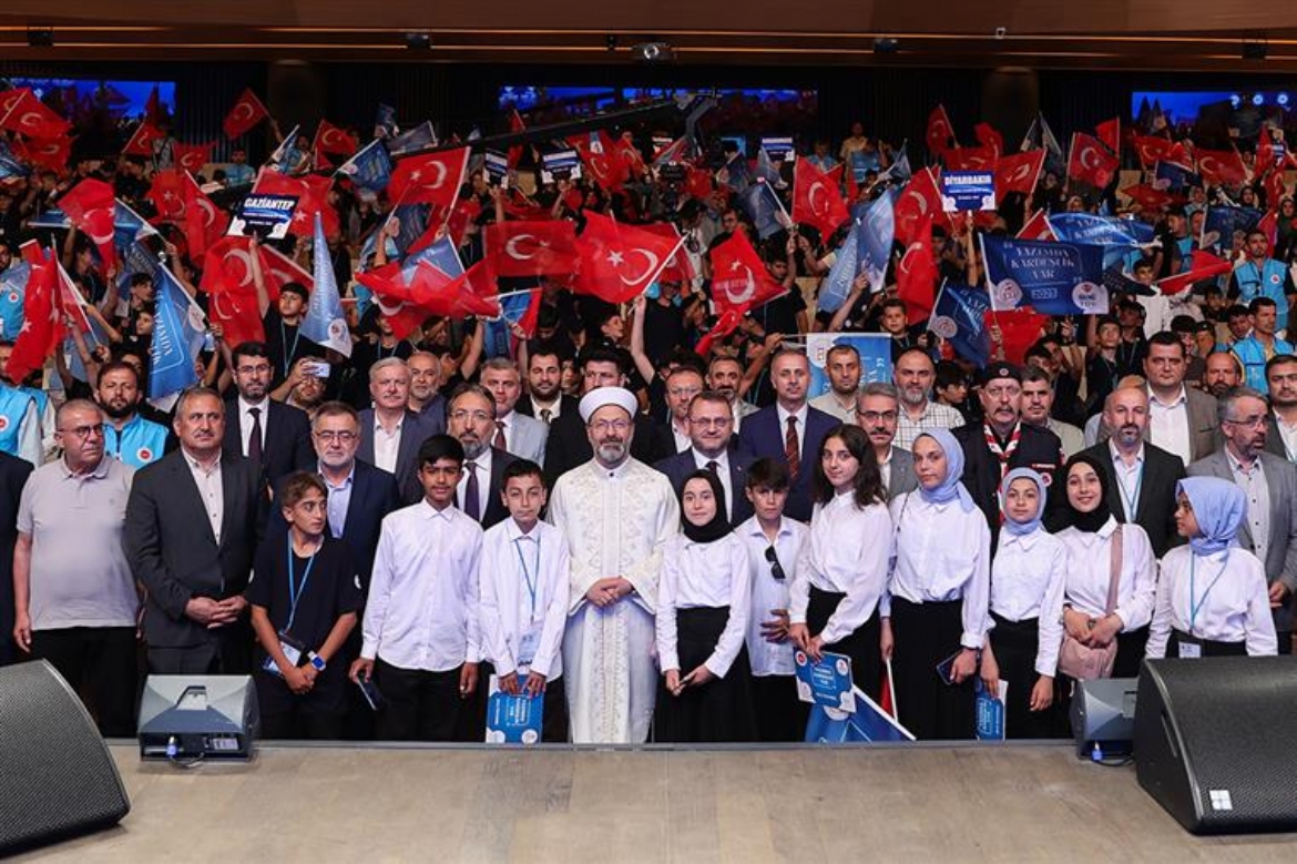 Bizim geleceğe yönelik yatırımımız istikbalimizi ahlaklı gençlere emanet etmemizdir