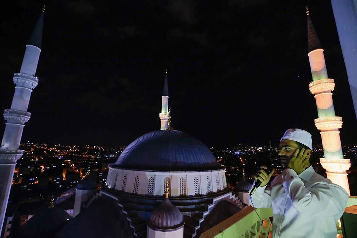 Darbeyi Durduran Salalar Minarelerde Yeniden Yankılandı