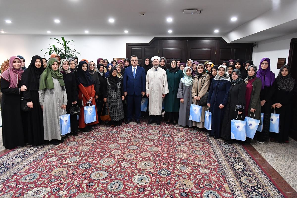 Diyanet İşleri Başkanı Prof. Dr. Ali Erbaş, Hafızlık Yapan Üniversite Öğrencilerini Kabul Etti