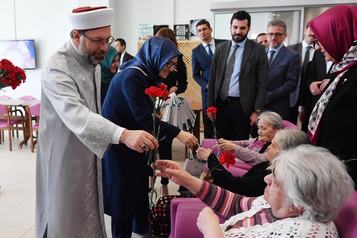 Diyanet İşleri Başkanı Prof. Dr. Ali Erbaş, Huzurevi Sakinlerini Ziyaret Etti