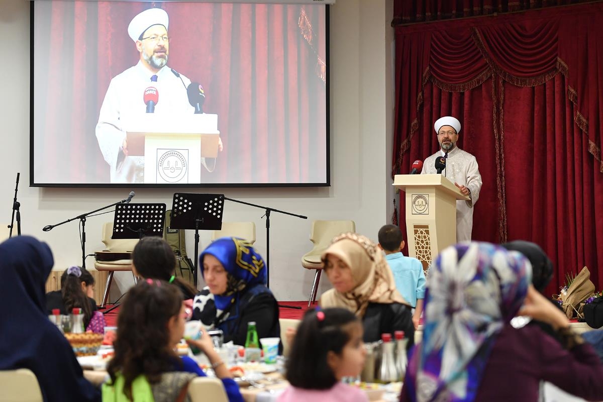 Diyanet İşleri Başkanı Prof. Dr. Ali Erbaş, Yaşlılar ve Çocuklarla İftar Yaptı