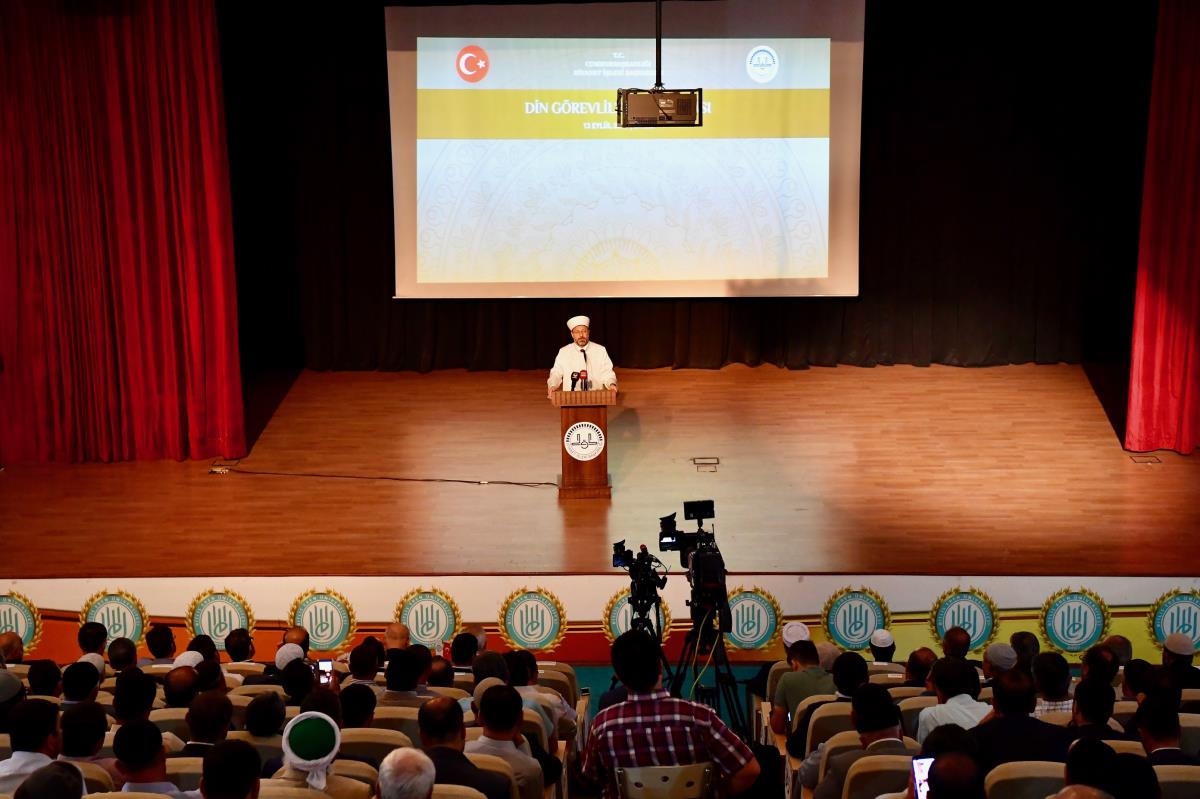 Diyanet İşleri Başkanı Prof. Dr. Ali Erbaş: 'Gençlerimizi Bizden Koparmak İsteyenlere Fırsat Vermeyin' 