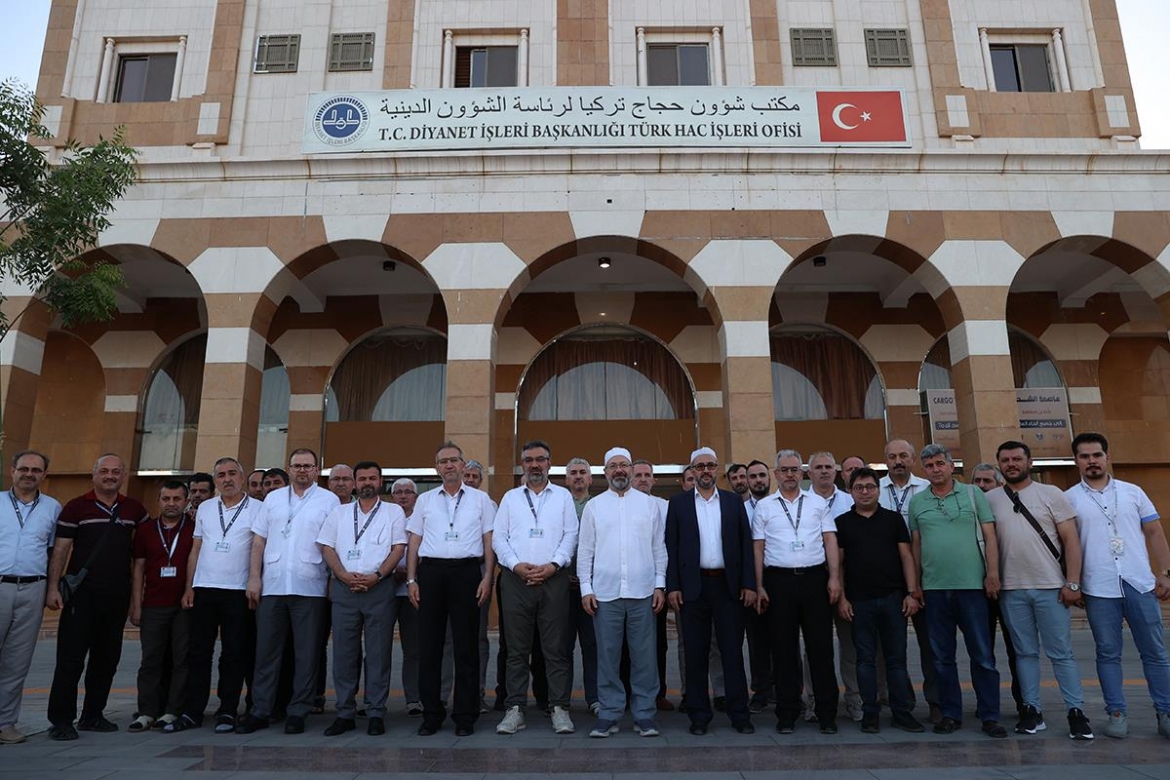 Diyanet İşleri Başkanı Erbaş, Medine’de Türk Hac İşleri Ofisi’ni ziyaret etti