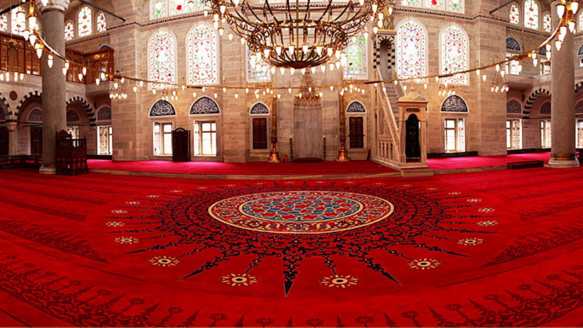 Fatih Camii Halılarına Kavuşuyor