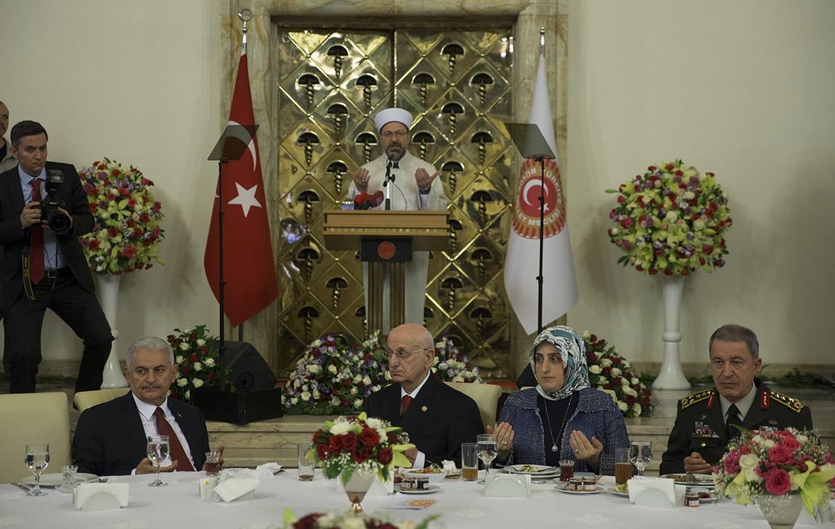 Diyanet İşleri Başkanı Prof. Dr. Ali Erbaş, TBMM Başkanı Kahraman’ın Verdiği İftara Katıldı