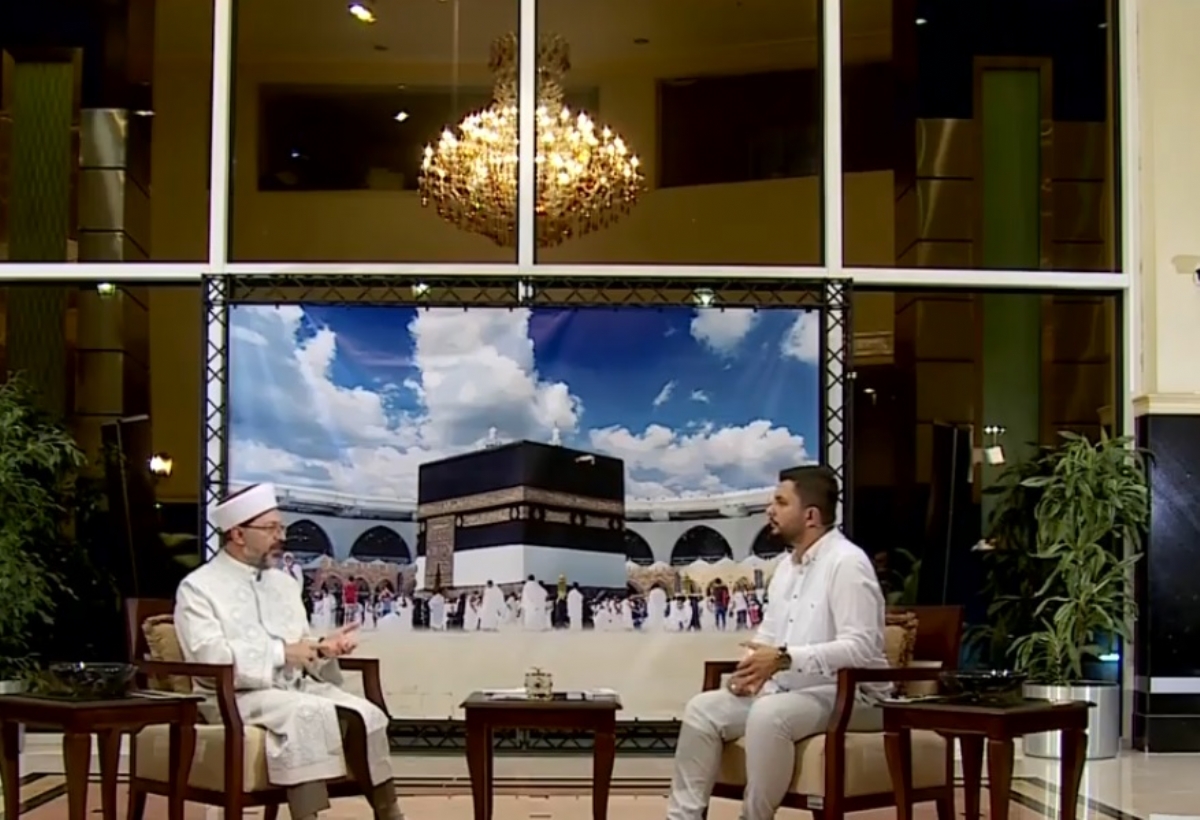 Diyanet İşleri Başkanı Erbaş, Mekke’de Diyanet TV’ye Konuk Oldu